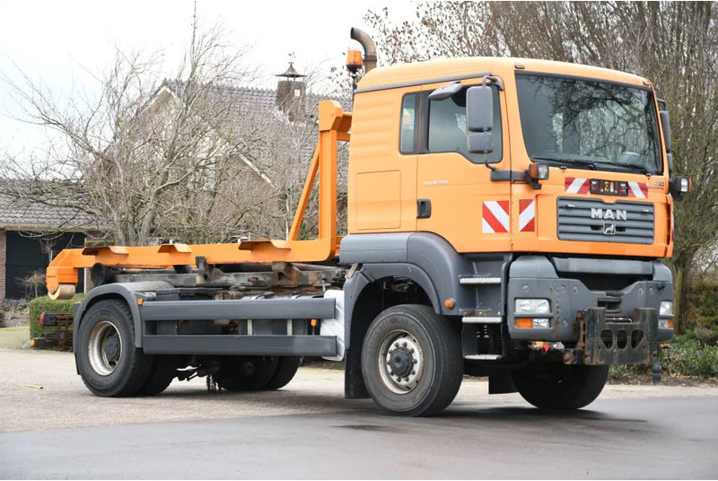 MAN TGA 18.350 4X4 BL HAAKARM/HOOKLIFT/ABROLLER!!KOMMUNAL!! - Caminhão polibenne: foto 2 MAN TGA 18.350 4X4 BL HAAKARM/HOOKLIFT/ABROLLER!!KOMMUNAL!! - Caminhão polibenne: foto 2