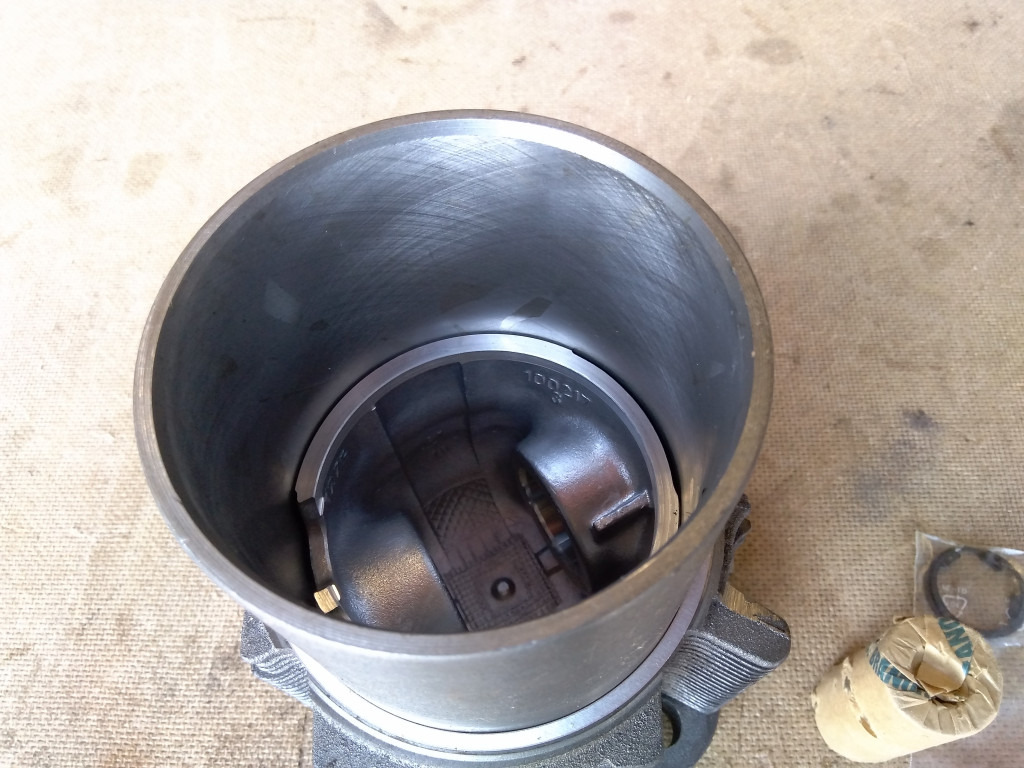 O&K 1484444 - - Piston/ Anel/ Buch de Máquina de construção: foto 2 O&K 1484444 - - Piston/ Anel/ Buch de Máquina de construção: foto 2