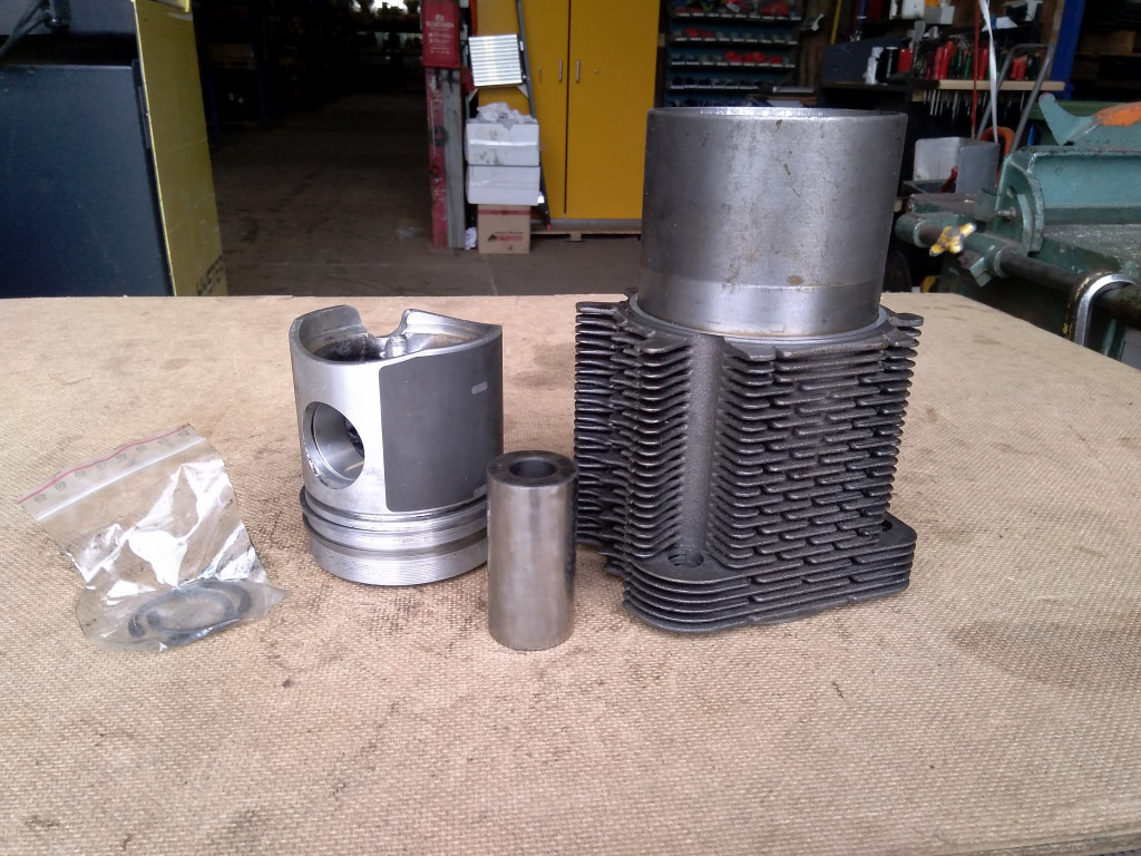 O&K 1484445 - - Piston/ Anel/ Buch de Máquina de construção: foto 1 O&K 1484445 - - Piston/ Anel/ Buch de Máquina de construção: foto 1