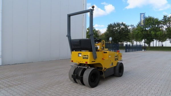 Sakai TS 160-3 - Compactador de pneus: foto 2 Sakai TS 160-3 - Compactador de pneus: foto 2