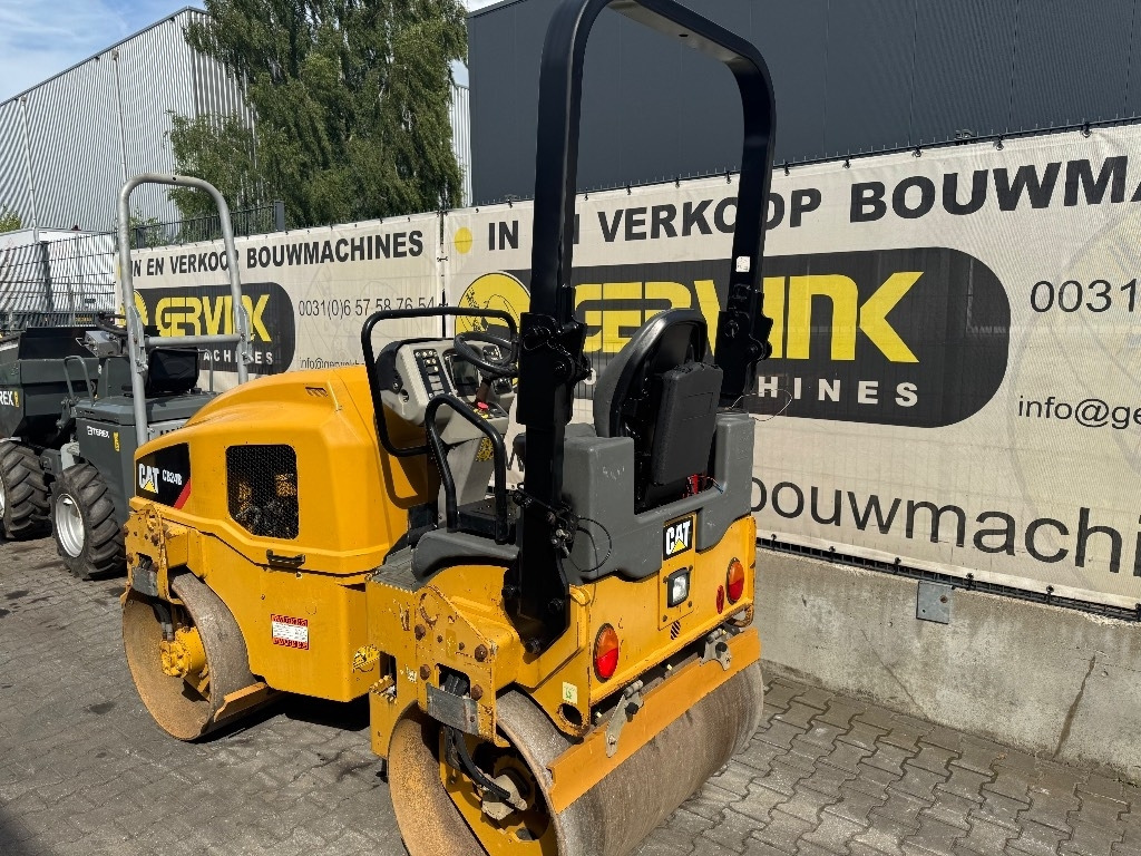 CAT CB 24 B - Compactador de asfalto: foto 2 CAT CB 24 B - Compactador de asfalto: foto 2