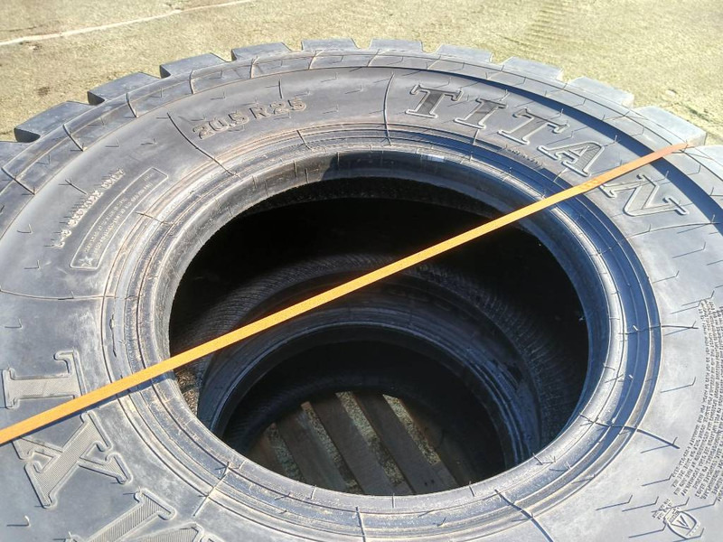 Titan 20.5R25, Nya däck - Jantes e pneus de Máquina de construção: foto 2 Titan 20.5R25, Nya däck - Jantes e pneus de Máquina de construção: foto 2