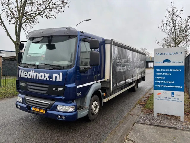 DAF LF 45 210 curtainslider open top roof steel transport MOT 04-2026 - Caminhão com lona: foto 1 DAF LF 45 210 curtainslider open top roof steel transport MOT 04-2026 - Caminhão com lona: foto 1
