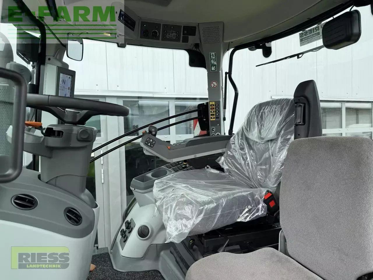 CLAAS axion 800 cis+ hexashift HEXASHIFT CIS+ - Trator: foto 4 CLAAS axion 800 cis+ hexashift HEXASHIFT CIS+ - Trator: foto 4