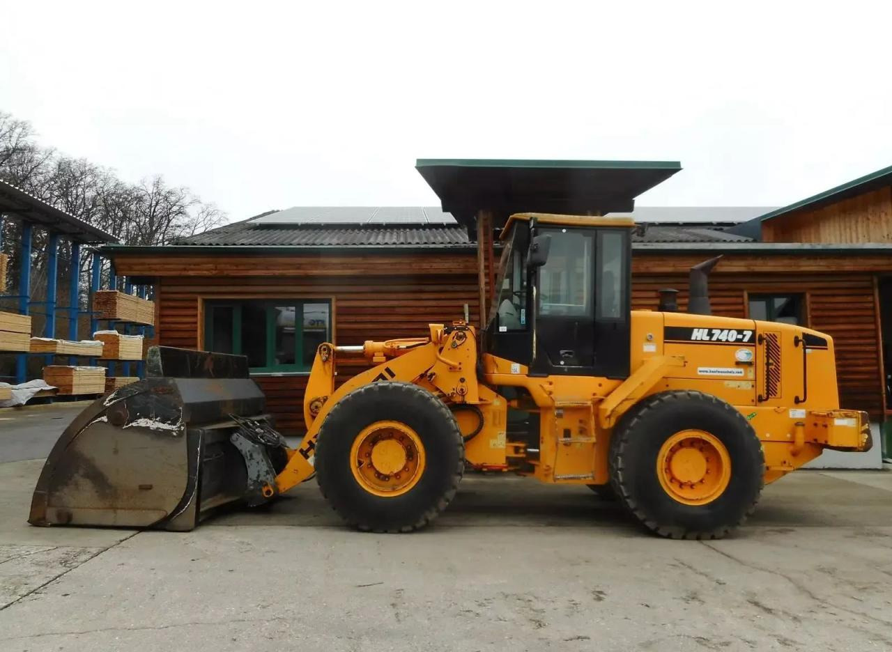 Hyundai hl740-7 mit hochkippschaufel u. volvo sw - Mini escavadeira: foto 1 Hyundai hl740-7 mit hochkippschaufel u. volvo sw - Mini escavadeira: foto 1