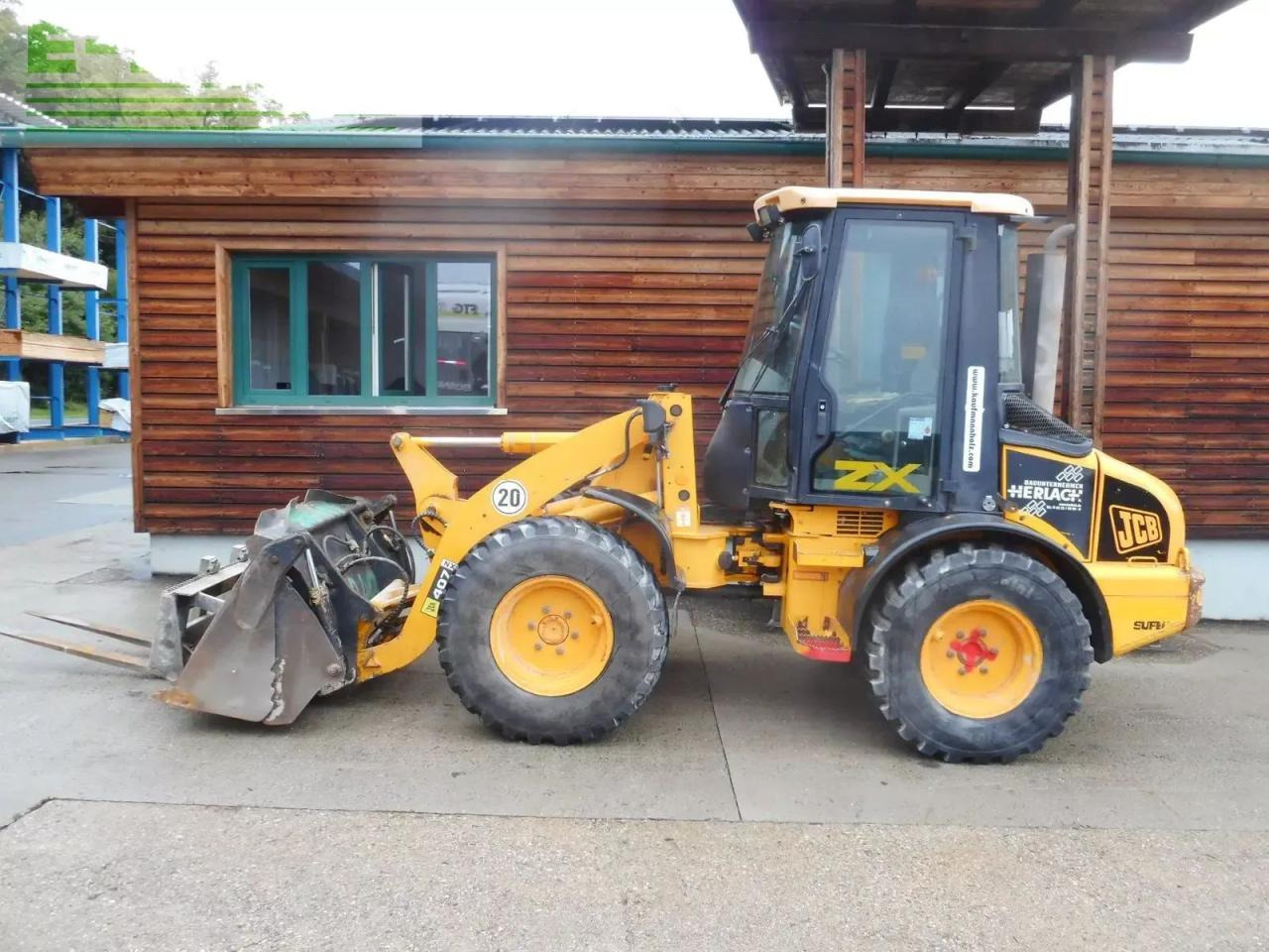 JCB 407 ( 5.400kg ) mit schaufel + gabel - Mini escavadeira: foto 1 JCB 407 ( 5.400kg ) mit schaufel + gabel - Mini escavadeira: foto 1