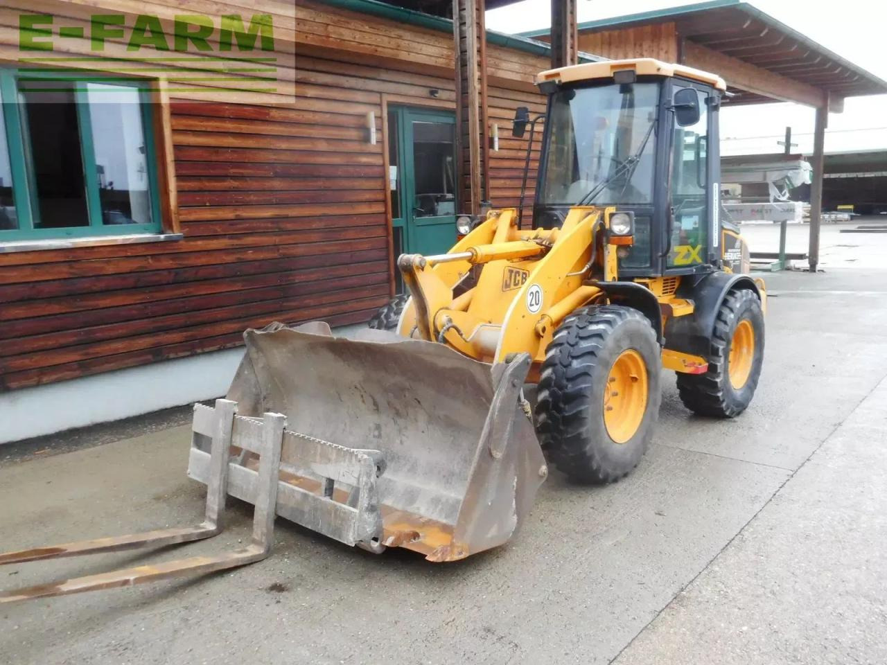 JCB 407 ( 5.400kg ) mit schaufel + gabel - Mini escavadeira: foto 2 JCB 407 ( 5.400kg ) mit schaufel + gabel - Mini escavadeira: foto 2