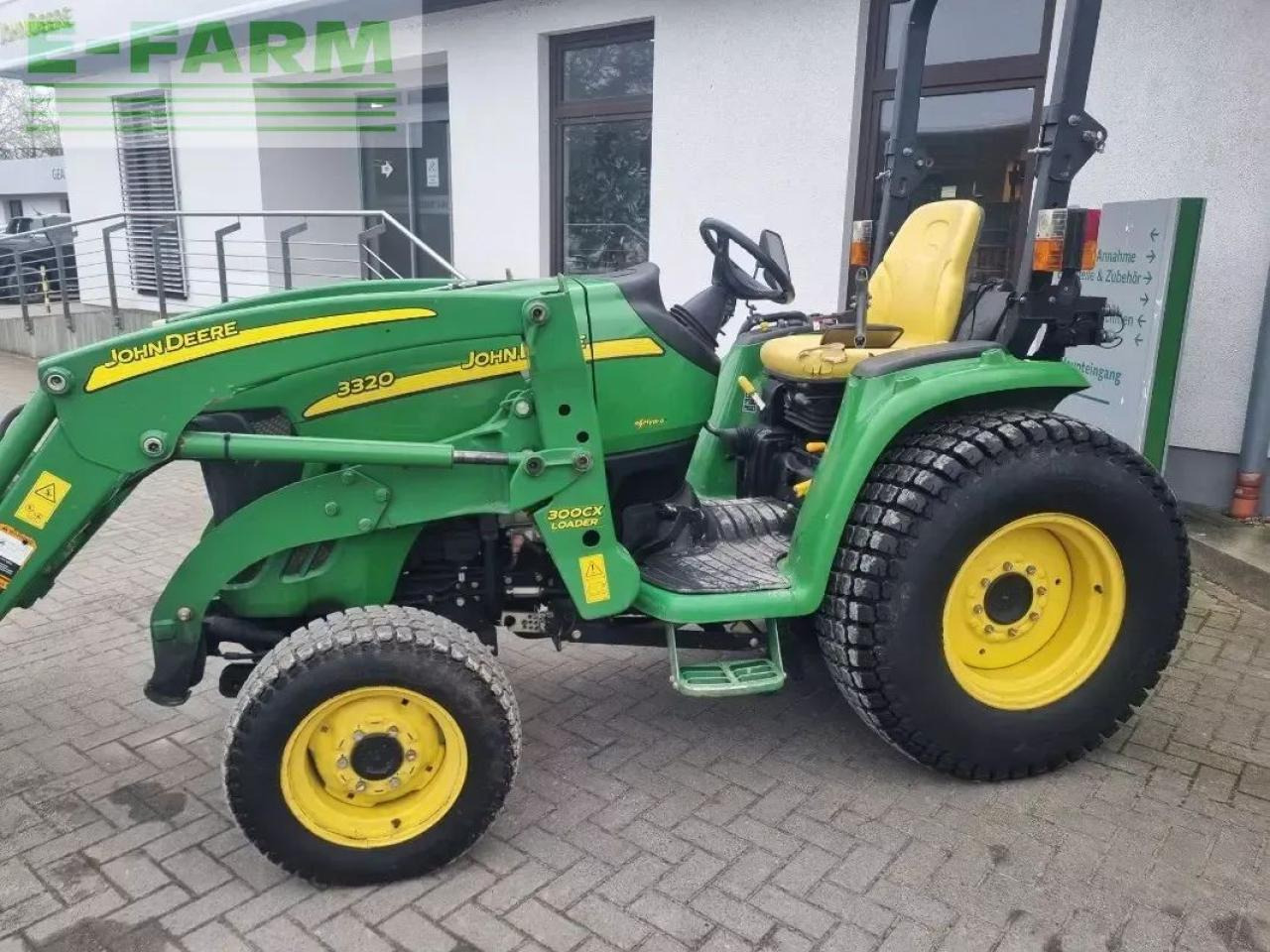 John Deere 3320 my11 - Trator: foto 4 John Deere 3320 my11 - Trator: foto 4