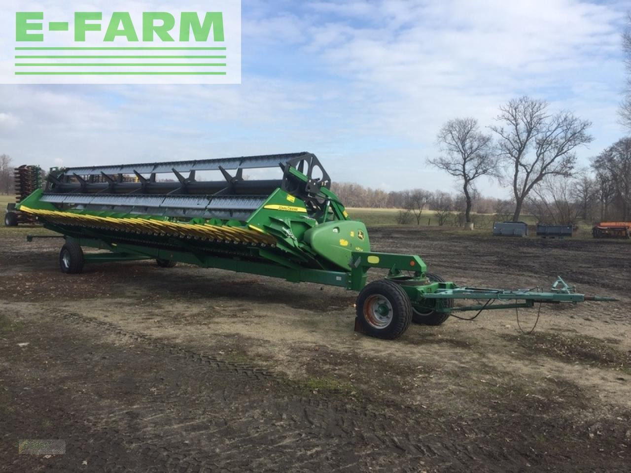 John Deere 630r mit sonnenblumenvorsatz - Trator: foto 1 John Deere 630r mit sonnenblumenvorsatz - Trator: foto 1