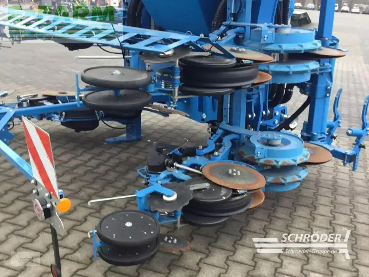 Lemken azurit 9 | demomaschine | nur 131 hektar - Semeadora de precisão: foto 3 Lemken azurit 9 | demomaschine | nur 131 hektar - Semeadora de precisão: foto 3