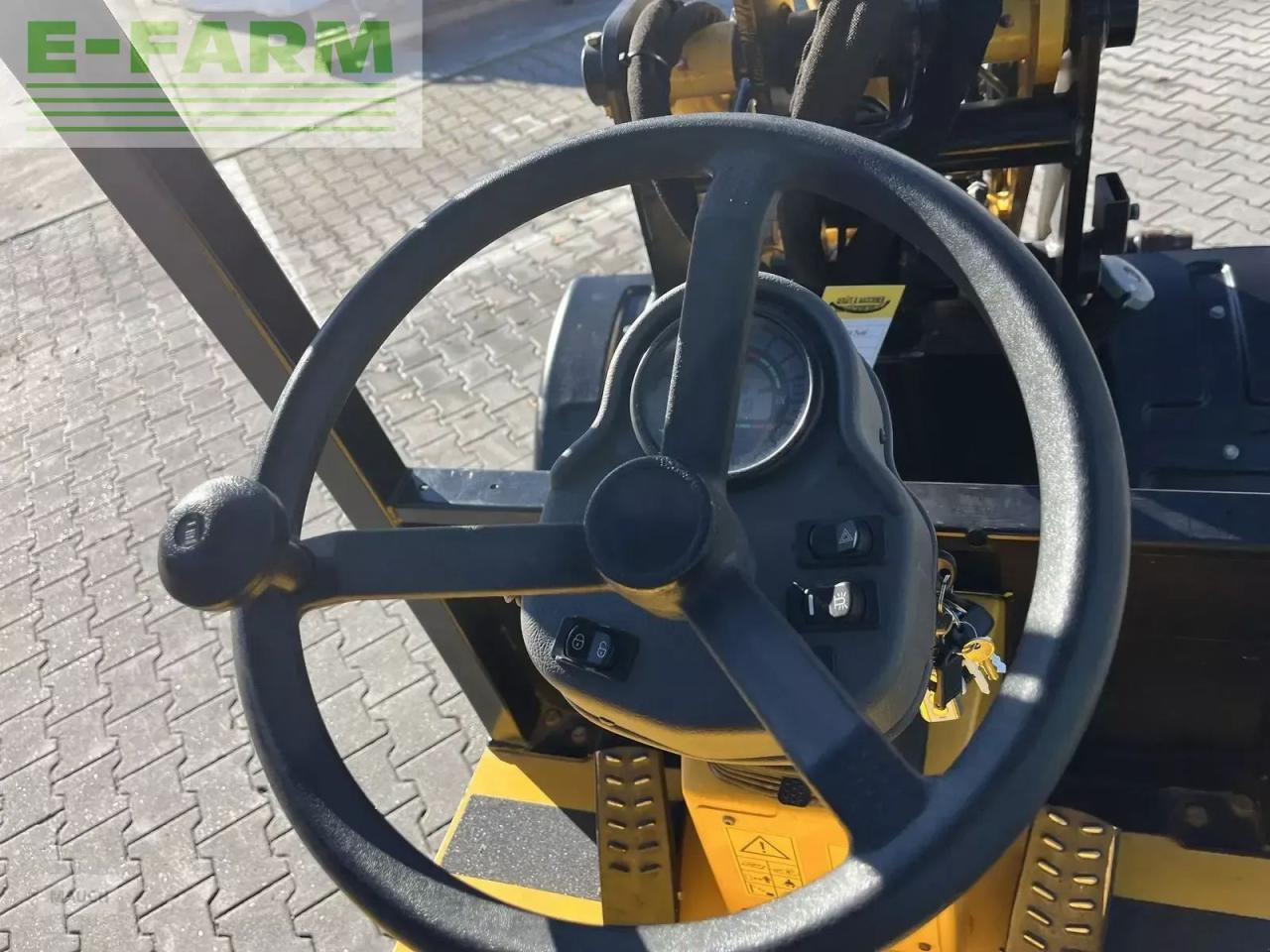 Carregadeira de rodas Mustang 340 mit euroaufnahme hydraulisch: foto 17 Carregadeira de rodas Mustang 340 mit euroaufnahme hydraulisch: foto 17