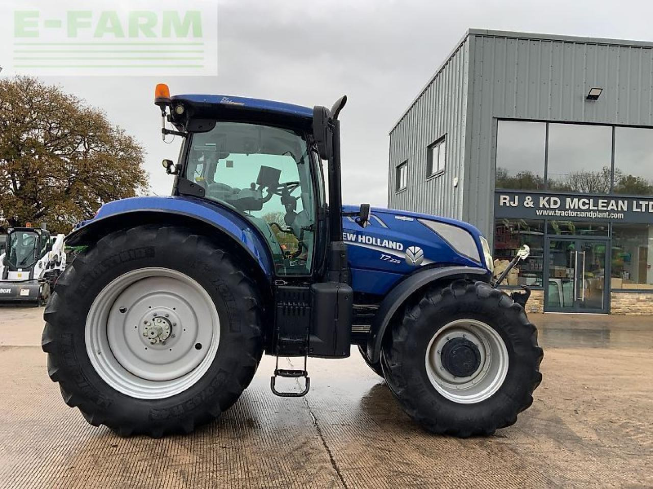 New Holland t7.225 blue power tractor (st25102) - Trator: foto 1 New Holland t7.225 blue power tractor (st25102) - Trator: foto 1