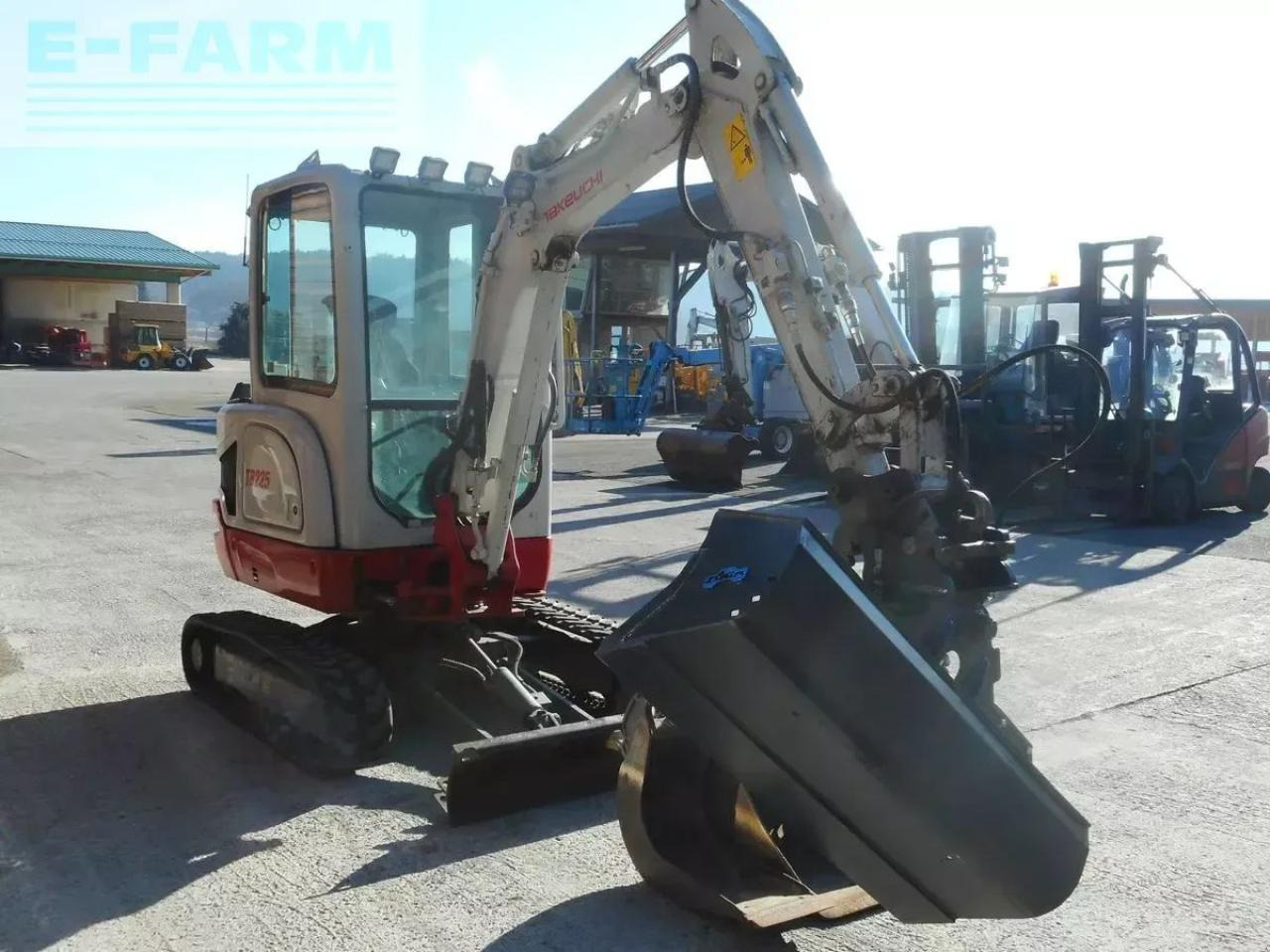 Takeuchi tb 225 ( 2.400kg ) mit hydr. verstellfahrwerk - Mini escavadeira: foto 5 Takeuchi tb 225 ( 2.400kg ) mit hydr. verstellfahrwerk - Mini escavadeira: foto 5