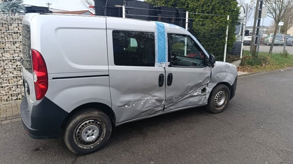 Opel Combo Kastenwagen Transp. Seitenschaden fahrbereit - Carrinha de contentor: foto 3 Opel Combo Kastenwagen Transp. Seitenschaden fahrbereit - Carrinha de contentor: foto 3