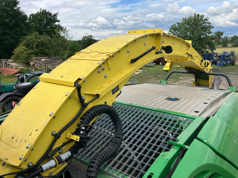 Colheitadeira John Deere 8600 mit Kemper 460 StalkBuster und 639 PickUp: foto 24