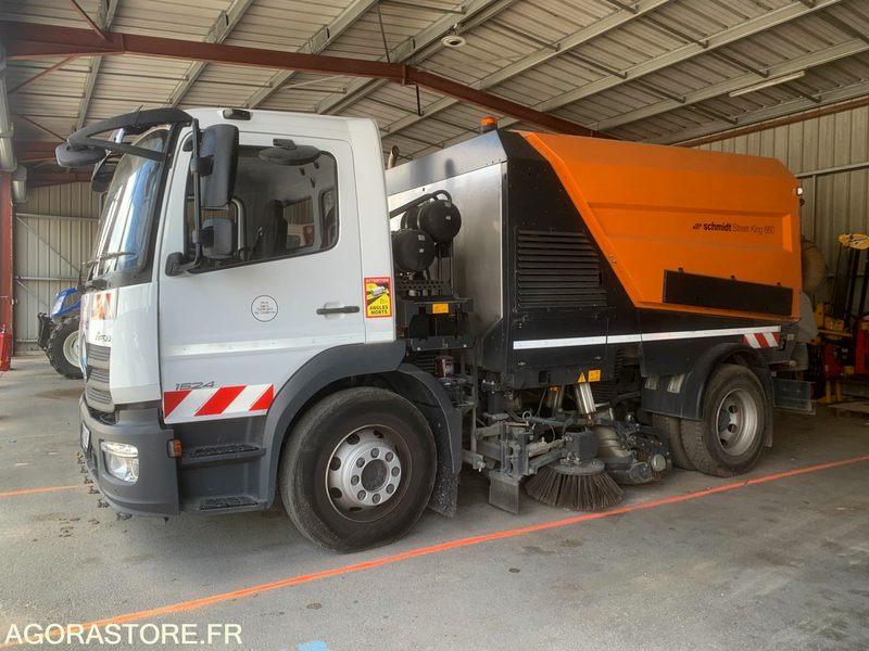 BALAYEUSE COMPOSÉE D'UN PORTEUR MERCEDES ET D'UN SYSTÈME DE BALAYAGE SCHMIDT - Varredora urbana: foto 1 BALAYEUSE COMPOSÉE D'UN PORTEUR MERCEDES ET D'UN SYSTÈME DE BALAYAGE SCHMIDT - Varredora urbana: foto 1