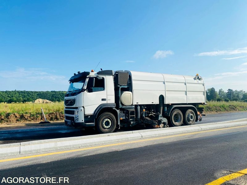 BALAYEUSE VOLVO BLANC 6 ROUES - ANNEE 2013 - 245000KMS - Varredora urbana: foto 1 BALAYEUSE VOLVO BLANC 6 ROUES - ANNEE 2013 - 245000KMS - Varredora urbana: foto 1