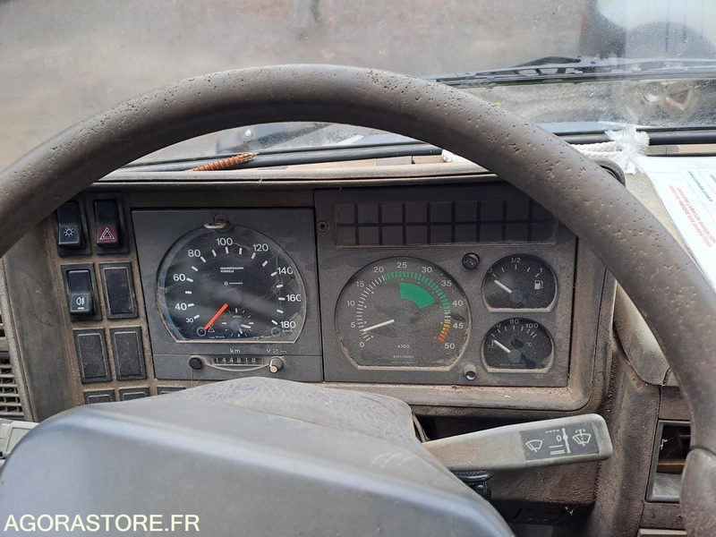 CAMIONNETTTE PLATEAU IVECO DAILY Haras de Pompadour (19) - Furgão basculante: foto 4 CAMIONNETTTE PLATEAU IVECO DAILY Haras de Pompadour (19) - Furgão basculante: foto 4