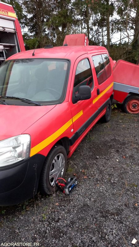 CITROËN - BERLINGO - 2004 - 171690KM - 28BET57 - Furgão compacto: foto 2 CITROËN - BERLINGO - 2004 - 171690KM - 28BET57 - Furgão compacto: foto 2