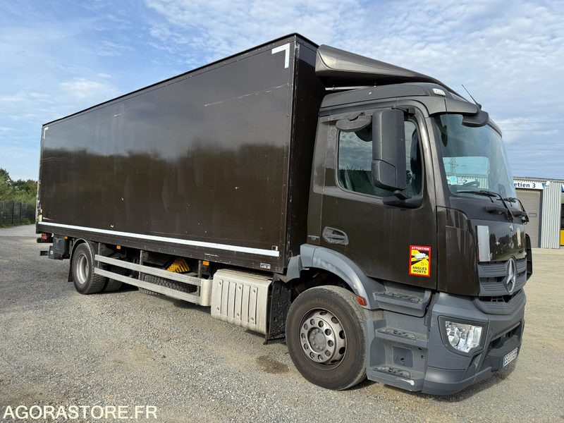 Mercedes Antos 1824 caisson hayon dhollandia 3t - 193000km-2017 - Caminhão: foto 2 Mercedes Antos 1824 caisson hayon dhollandia 3t - 193000km-2017 - Caminhão: foto 2