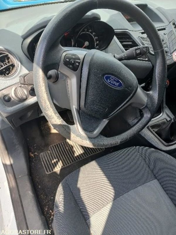 FORD FIESTA N°2 1.2 L– COULEUR BLANCHE - Automóvel: foto 4 FORD FIESTA N°2 1.2 L– COULEUR BLANCHE - Automóvel: foto 4