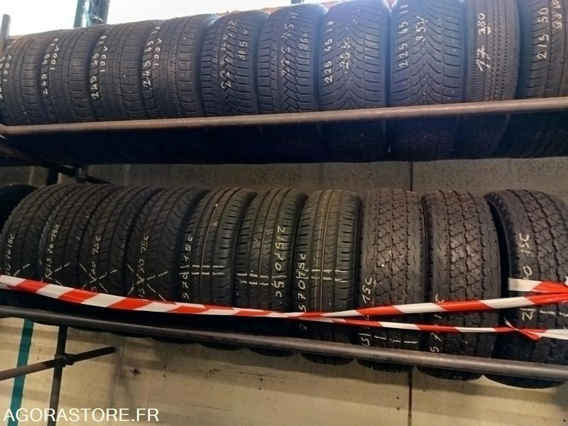 LOT DE 20 PNEUMATIQUES UTILITAIRES 215/ 70/ R15/C - Ferramenta/ Equipamento: foto 1 LOT DE 20 PNEUMATIQUES UTILITAIRES 215/ 70/ R15/C - Ferramenta/ Equipamento: foto 1