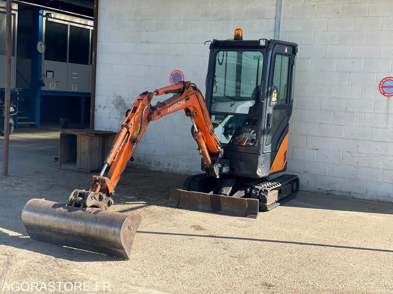 MINI-PELLE SUR CHENILLE CAOUTCHOUC HITACHI ZX17U-2 15CV 1.9T AVEC 3 GODETS - Escavadeira: foto 1 MINI-PELLE SUR CHENILLE CAOUTCHOUC HITACHI ZX17U-2 15CV 1.9T AVEC 3 GODETS - Escavadeira: foto 1