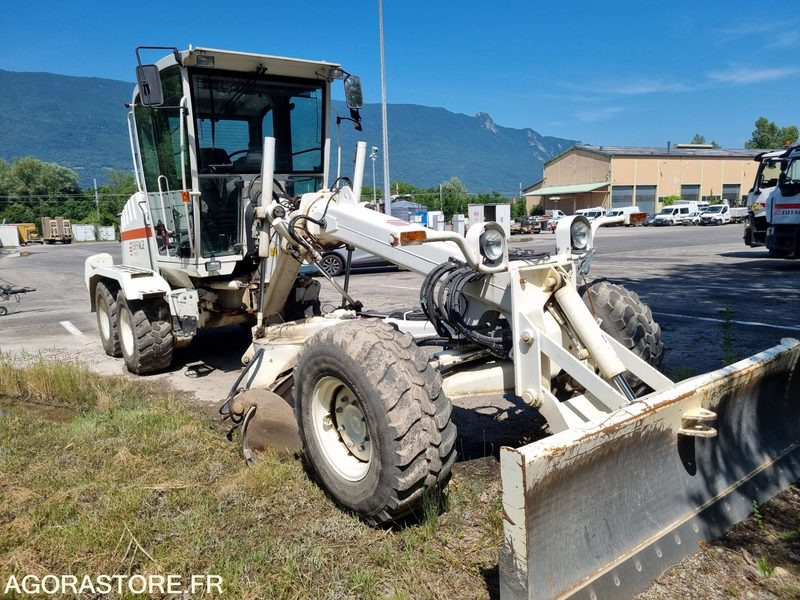 NIVELEUSE - NEW HOLLAND F106.7 - 2014 / 6195 Heures (M47110) - Motoniveladora: foto 1 NIVELEUSE - NEW HOLLAND F106.7 - 2014 / 6195 Heures (M47110) - Motoniveladora: foto 1