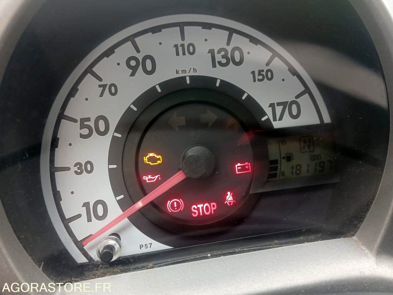 PEUGEOT 107 3 Portes 1.0 i 12V 68cv (boîte auto) 2008 181197km - Automóvel: foto 5 PEUGEOT 107 3 Portes 1.0 i 12V 68cv (boîte auto) 2008 181197km - Automóvel: foto 5