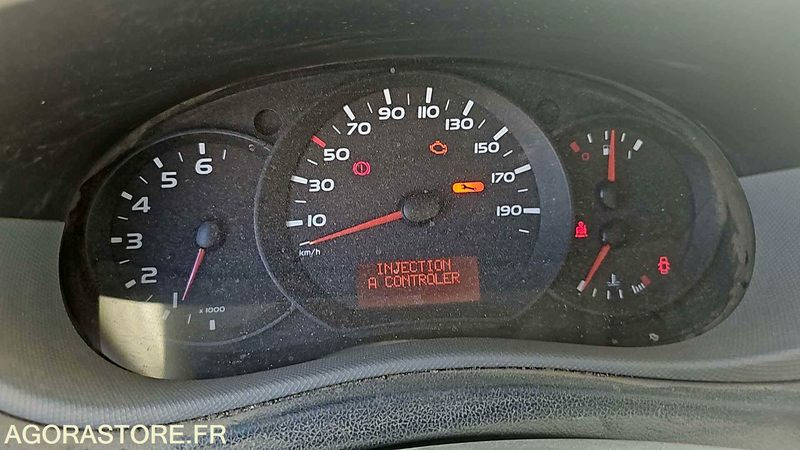 RENAULT MASTER - 2013 / 266123KM - (CY733WT) - Furgão: foto 5 RENAULT MASTER - 2013 / 266123KM - (CY733WT) - Furgão: foto 5