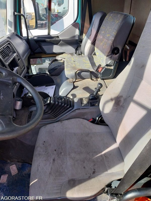 RENAULT PREMIUM 300-19 / 2001 / 816 010 km - Caminhão chassi: foto 5 RENAULT PREMIUM 300-19 / 2001 / 816 010 km - Caminhão chassi: foto 5