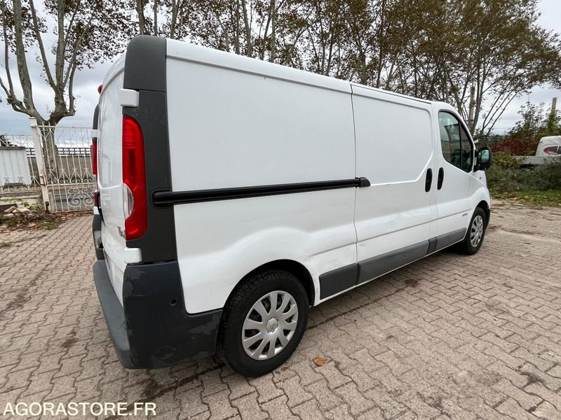 RENAULT TRAFIC L2H1 - 2013 / 202 310 KM - Furgão: foto 4 RENAULT TRAFIC L2H1 - 2013 / 202 310 KM - Furgão: foto 4