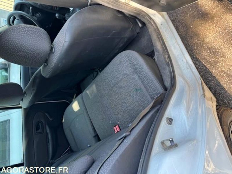 Renault CLIO 2 - Automóvel: foto 4 Renault CLIO 2 - Automóvel: foto 4