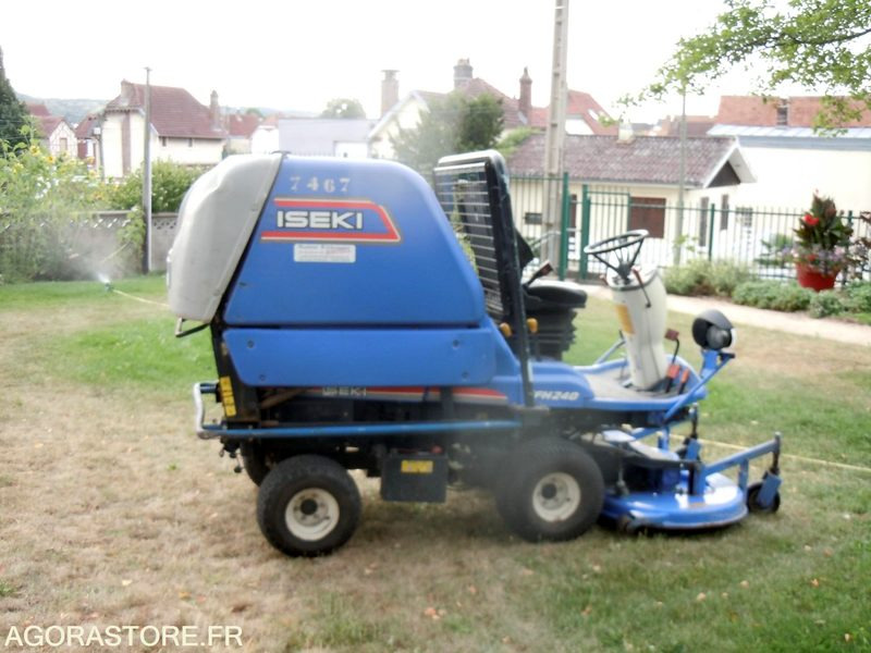 TONDEUSE AUTOPORTÉE ISEKI - Cortador de grama: foto 3 TONDEUSE AUTOPORTÉE ISEKI - Cortador de grama: foto 3