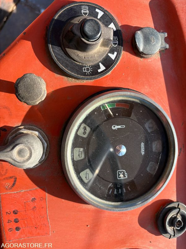 TRACTEUR AGRICOLE RENAULT 421 - Trator: foto 3 TRACTEUR AGRICOLE RENAULT 421 - Trator: foto 3