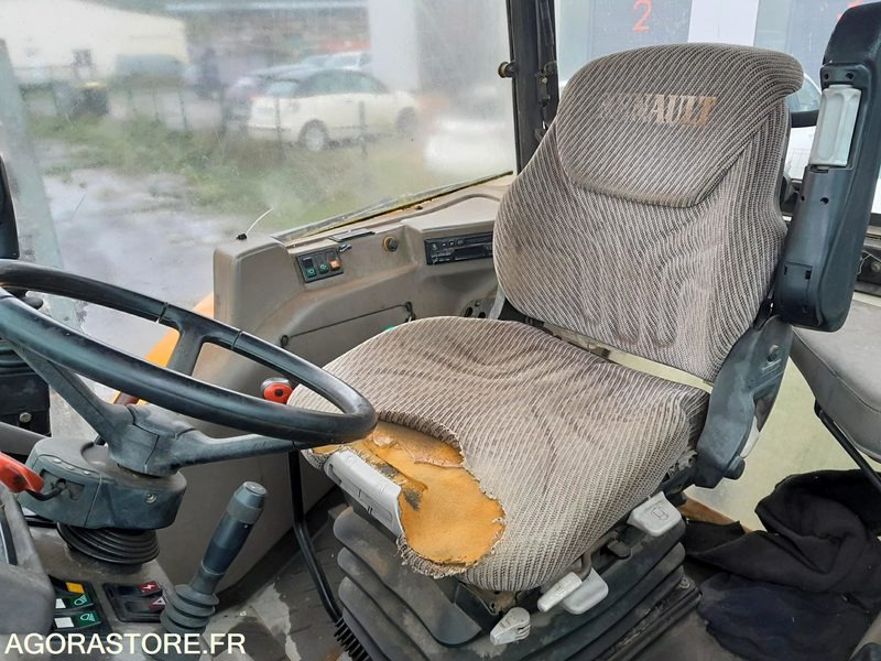 TRACTEUR RENAULT ERGOS446 avec chargeur FAUCHEUX F26R 7580h - Trator: foto 5 TRACTEUR RENAULT ERGOS446 avec chargeur FAUCHEUX F26R 7580h - Trator: foto 5