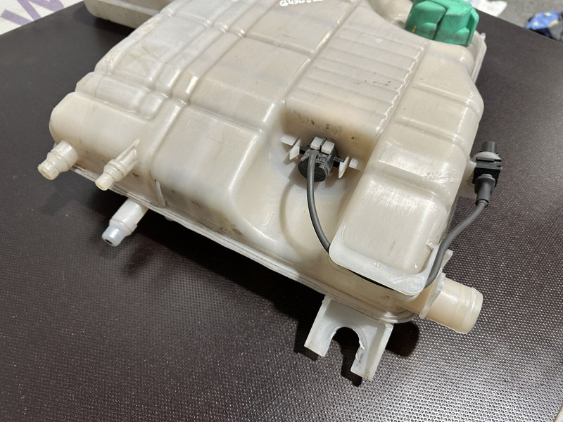 DAF expansion tank - Tanque de expansão de Caminhão: foto 4 DAF expansion tank - Tanque de expansão de Caminhão: foto 4