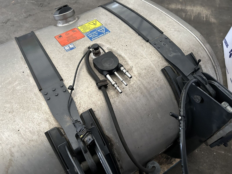 Scania 525L complete fuel tank with fuel optimiser brackets 700x725x124 - Tanque de combustível de Caminhão: foto 5 Scania 525L complete fuel tank with fuel optimiser brackets 700x725x124 - Tanque de combustível de Caminhão: foto 5