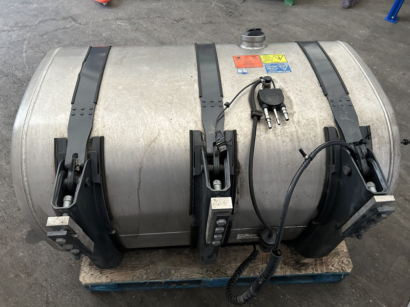 Scania 525L complete fuel tank with fuel optimiser brackets 700x725x124 - Tanque de combustível de Caminhão: foto 4 Scania 525L complete fuel tank with fuel optimiser brackets 700x725x124 - Tanque de combustível de Caminhão: foto 4