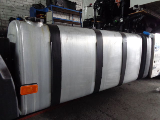 Volvo Used and new fuel tanks BIG stock "WORLDWIDE DELIVERY" - Tanque de combustível de Caminhão: foto 1 Volvo Used and new fuel tanks BIG stock "WORLDWIDE DELIVERY" - Tanque de combustível de Caminhão: foto 1