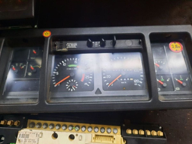 Volvo 70361832-1 . 70361831. 70329201-2 .22205475-P03. 70392912-P01/ - Painel de instrumentos: foto 4 Volvo 70361832-1 . 70361831. 70329201-2 .22205475-P03. 70392912-P01/ - Painel de instrumentos: foto 4