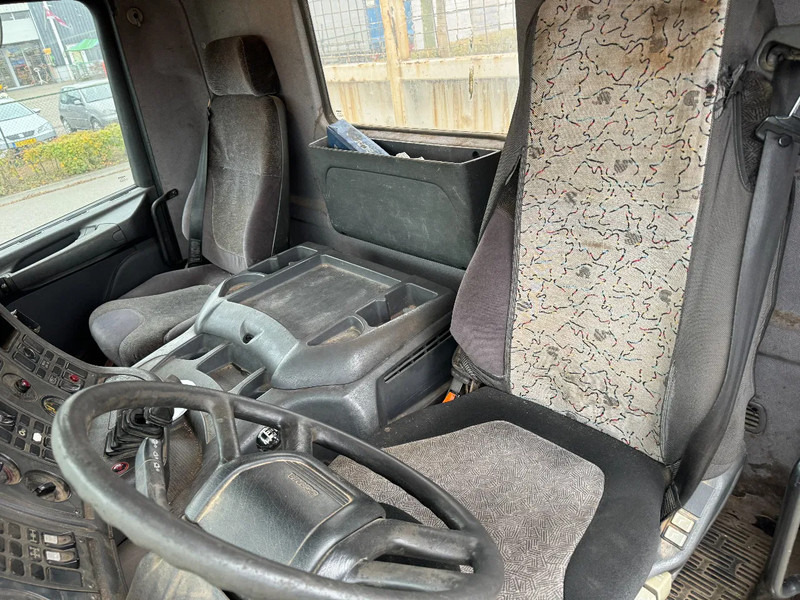 Camião de caixa aberta/ Plataforma, Caminhão grua Scania P124-360 6X4 EURO 2 HIAB 200 C-5 ALL 2000: foto 18