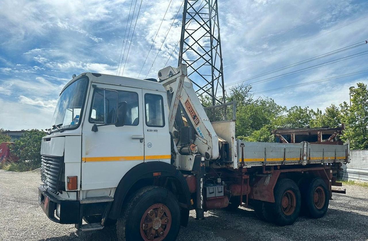 Iveco 330 26 con gru - Camião de caixa aberta/ Plataforma, Caminhão grua: foto 2 Iveco 330 26 con gru - Camião de caixa aberta/ Plataforma, Caminhão grua: foto 2