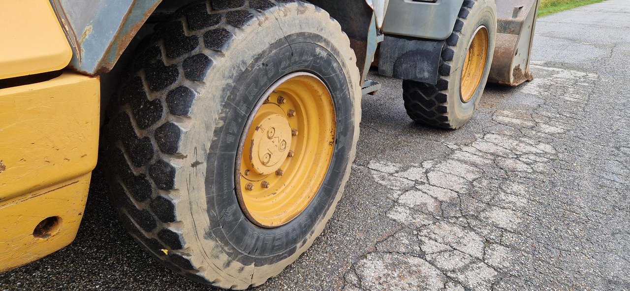 MICHELIN 17.5 R25 - Pneu de Carregadeira de rodas: foto 1 MICHELIN 17.5 R25 - Pneu de Carregadeira de rodas: foto 1