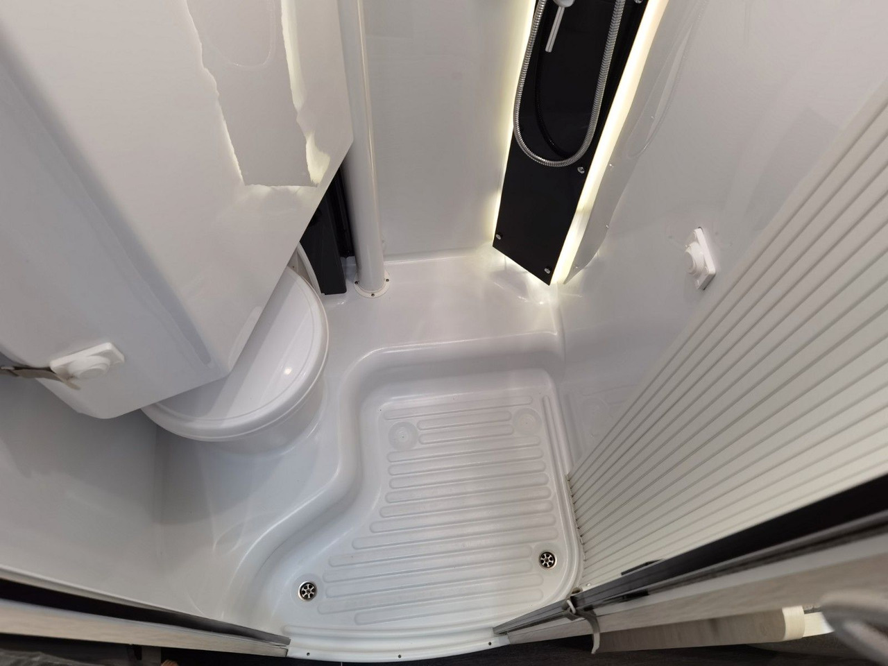 Locação de  Chausson 627 GA TITANIUM -PREMIUM /EINZELBETTEN & HUBBETT Chausson 627 GA TITANIUM -PREMIUM /EINZELBETTEN & HUBBETT: foto 23