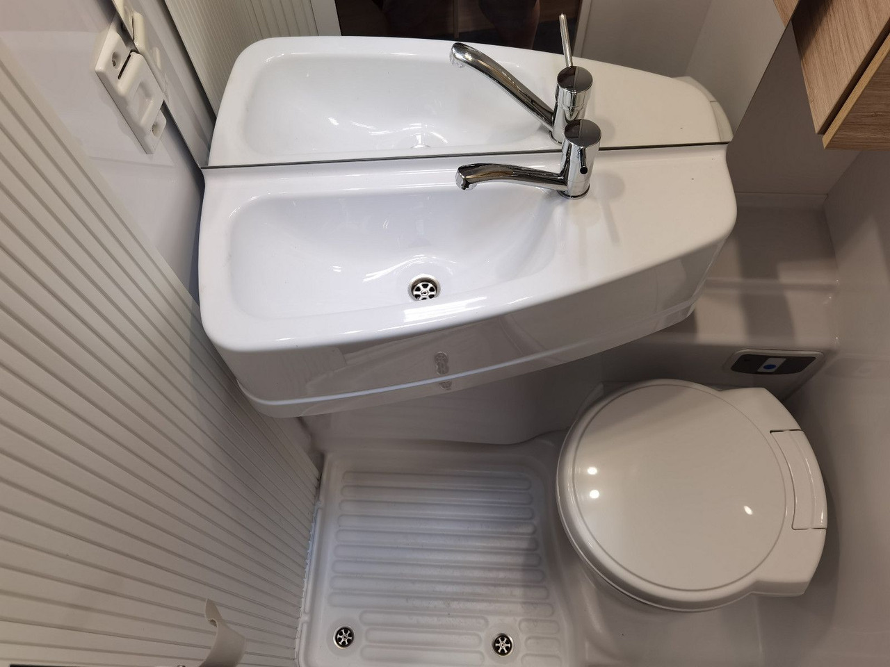 Autocaravana capucine Chausson C 727 FIRST LINE /140PS / EINZELBETTEN & ALKOVEN: foto 20