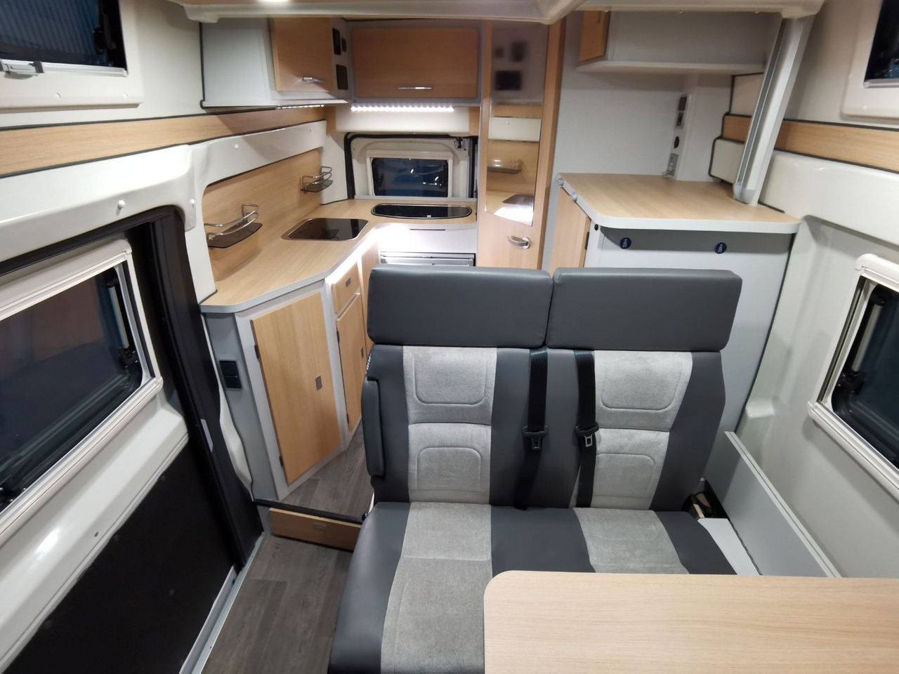 Campervan Karmann DEXTER 550 / 140PS / CONCEPT - PAKET & HUBBETT Karmann DEXTER 550 / 140PS / CONCEPT - PAKET & HUBBETT: foto 13 Campervan Karmann DEXTER 550 / 140PS / CONCEPT - PAKET & HUBBETT Karmann DEXTER 550 / 140PS / CONCEPT - PAKET & HUBBETT: foto 13