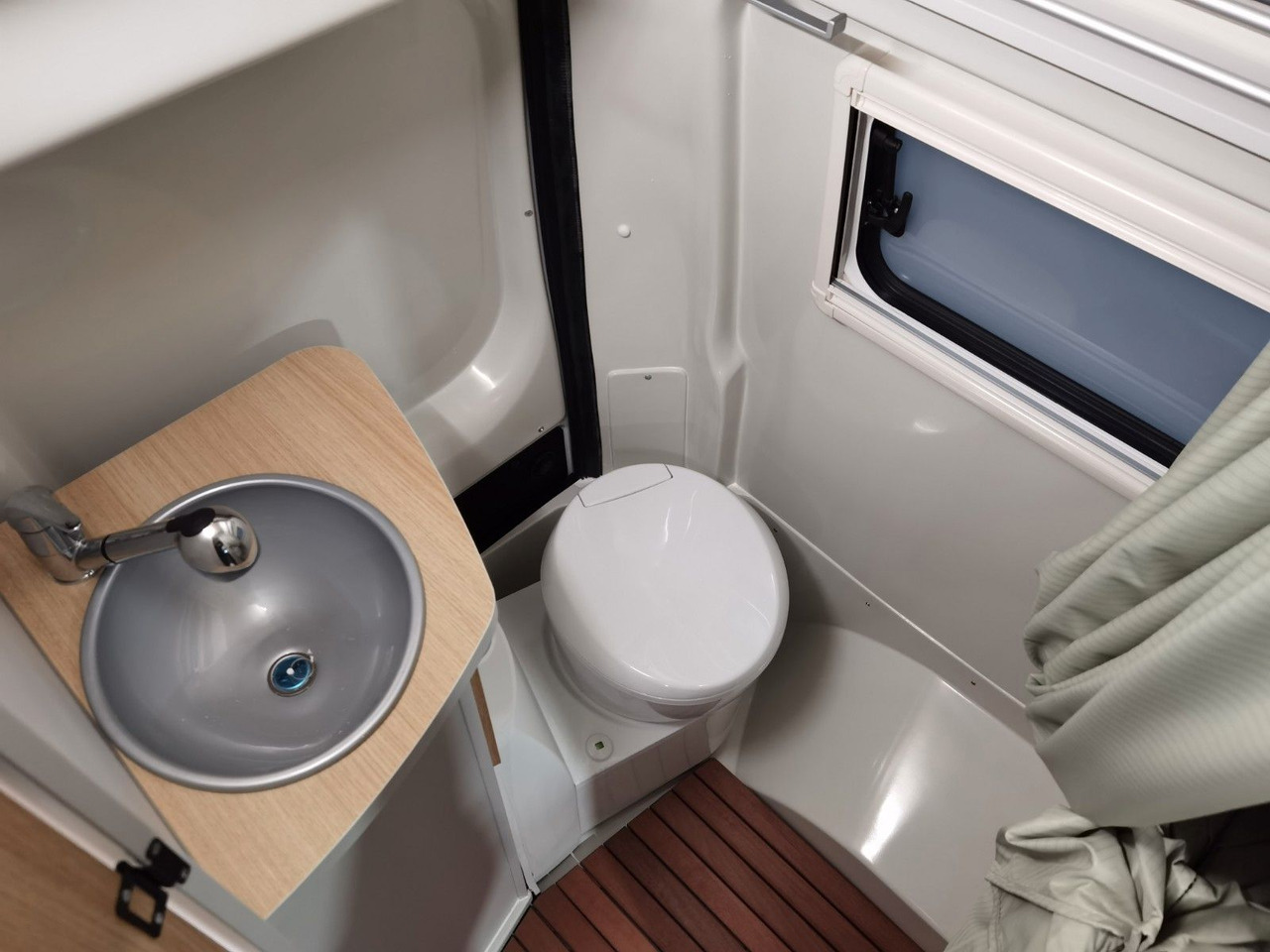 Campervan Karmann DEXTER 550 / 140PS / CONCEPT - PAKET & HUBBETT Karmann DEXTER 550 / 140PS / CONCEPT - PAKET & HUBBETT: foto 17 Campervan Karmann DEXTER 550 / 140PS / CONCEPT - PAKET & HUBBETT Karmann DEXTER 550 / 140PS / CONCEPT - PAKET & HUBBETT: foto 17