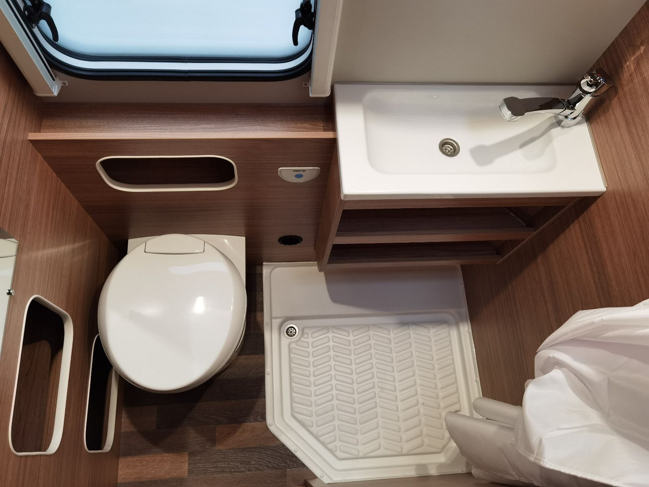 Locação de  Weinsberg CARAHOME 650 DG / - MODELL 2025 - / 140 PS Weinsberg CARAHOME 650 DG / - MODELL 2025 - / 140 PS: foto 23