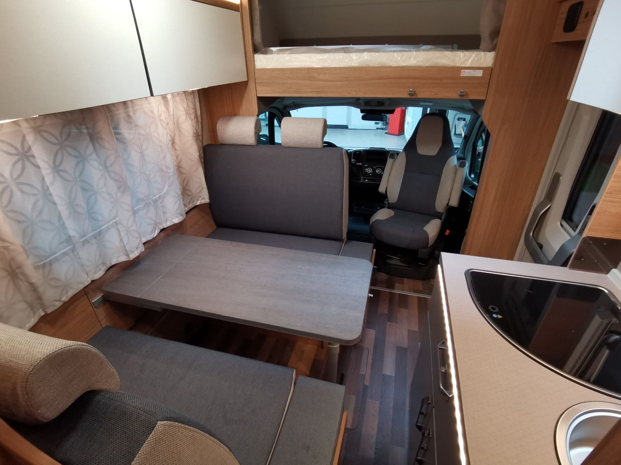 Locação de  Weinsberg CARAHOME 650 DG / - MODELL 2025 - / 140 PS Weinsberg CARAHOME 650 DG / - MODELL 2025 - / 140 PS: foto 14